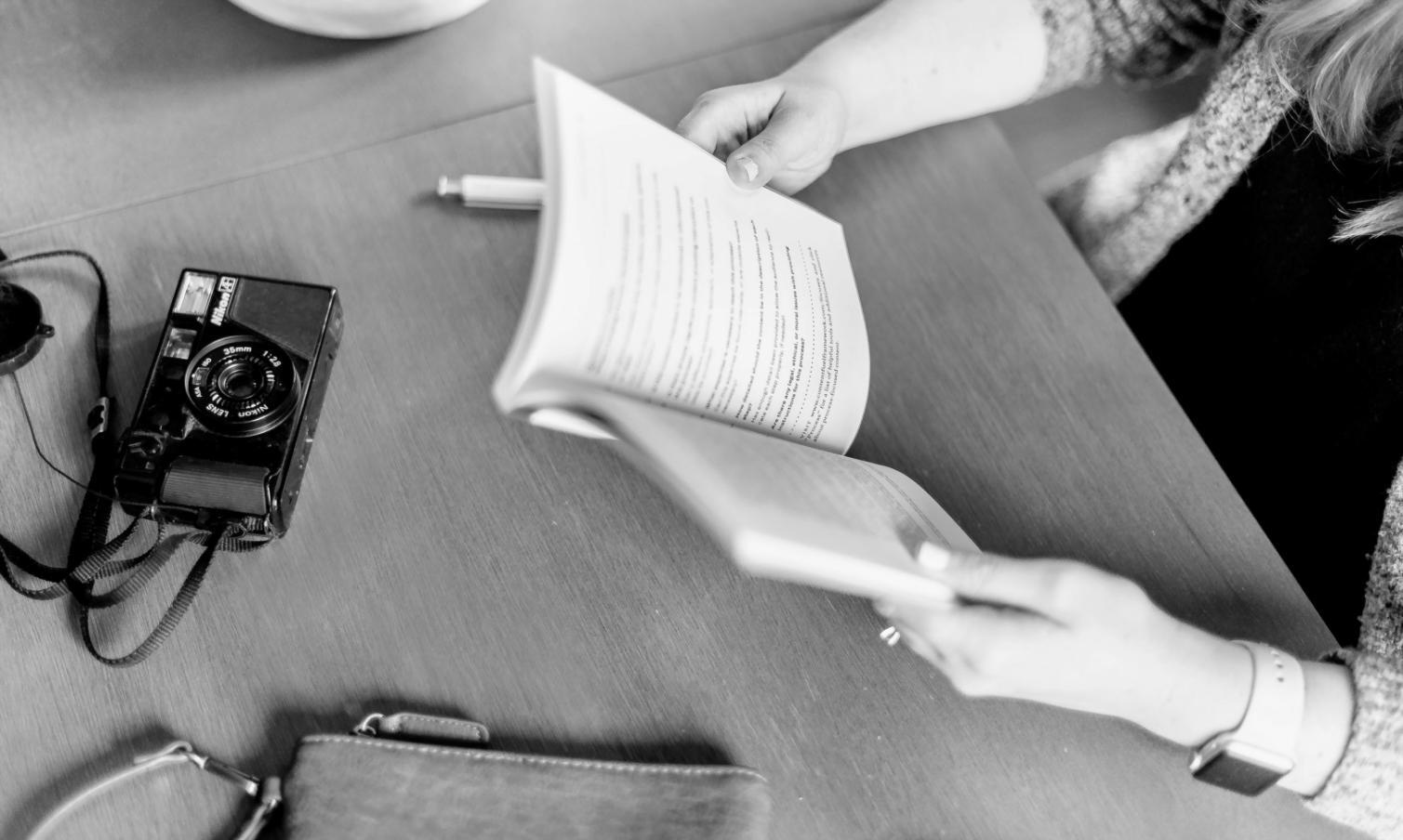 Team bei der Finanzplanung mit Dokumenten und Laptop